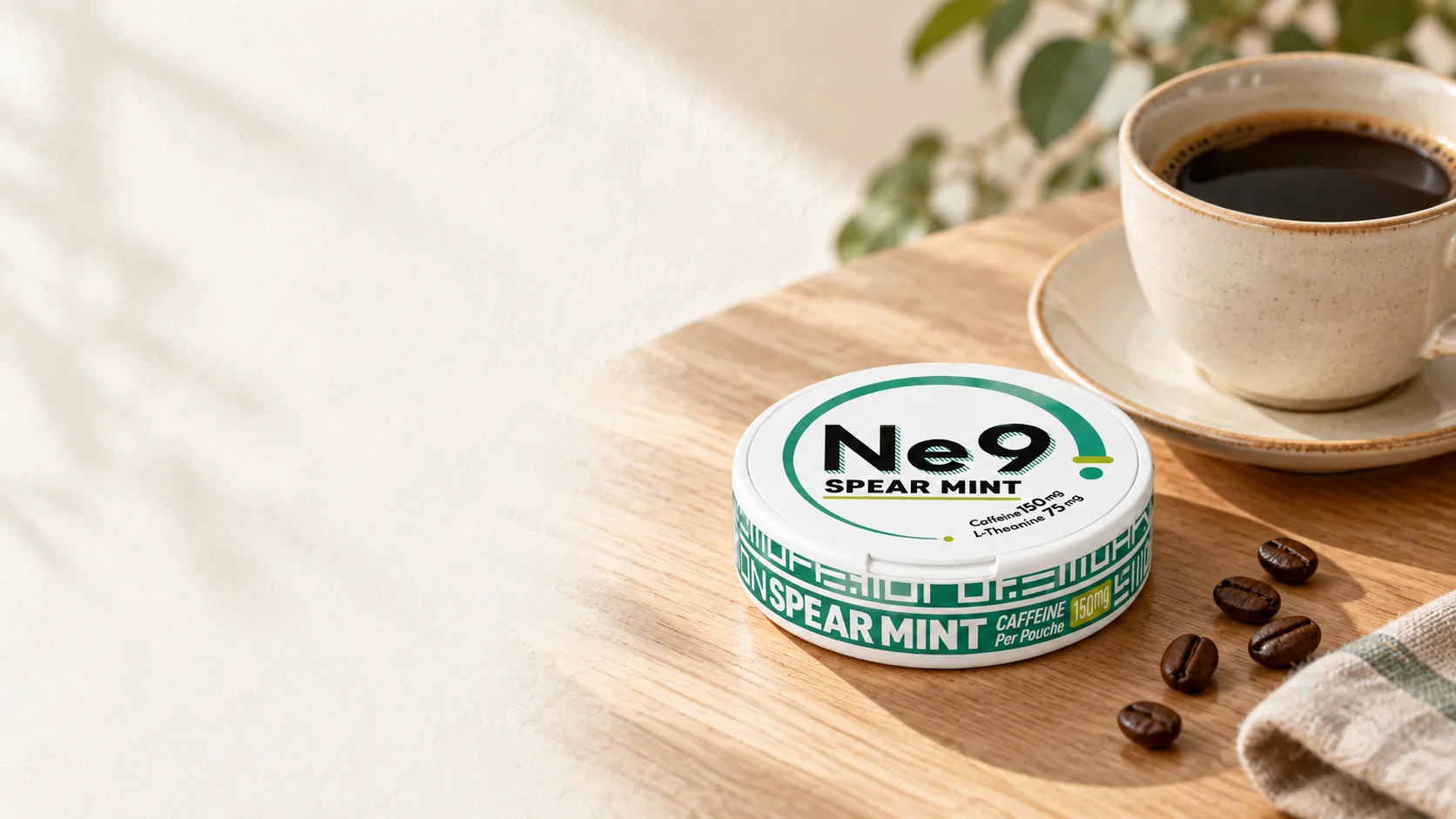 Ne9の缶とコーヒーカップを並べた比較イメージ