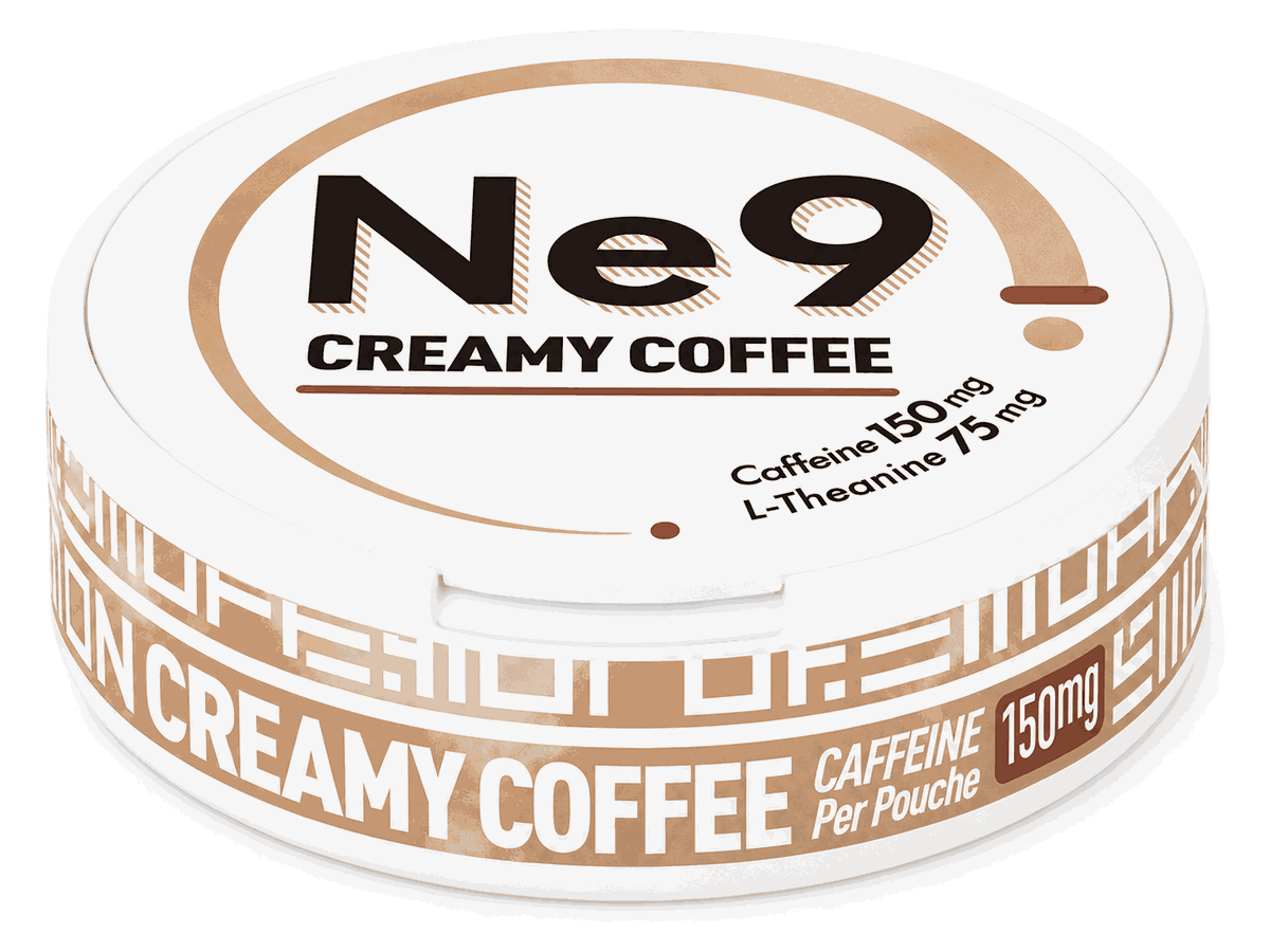 Ne9 クリーミーコーヒーの缶。フタにNe9のロゴ、CREAMY COFFEE、Caffeine 150mg・L-Theanine 75mg。側面に CREAMY COFFEE と CAFFEINE 150mg Per Pouche の表記。