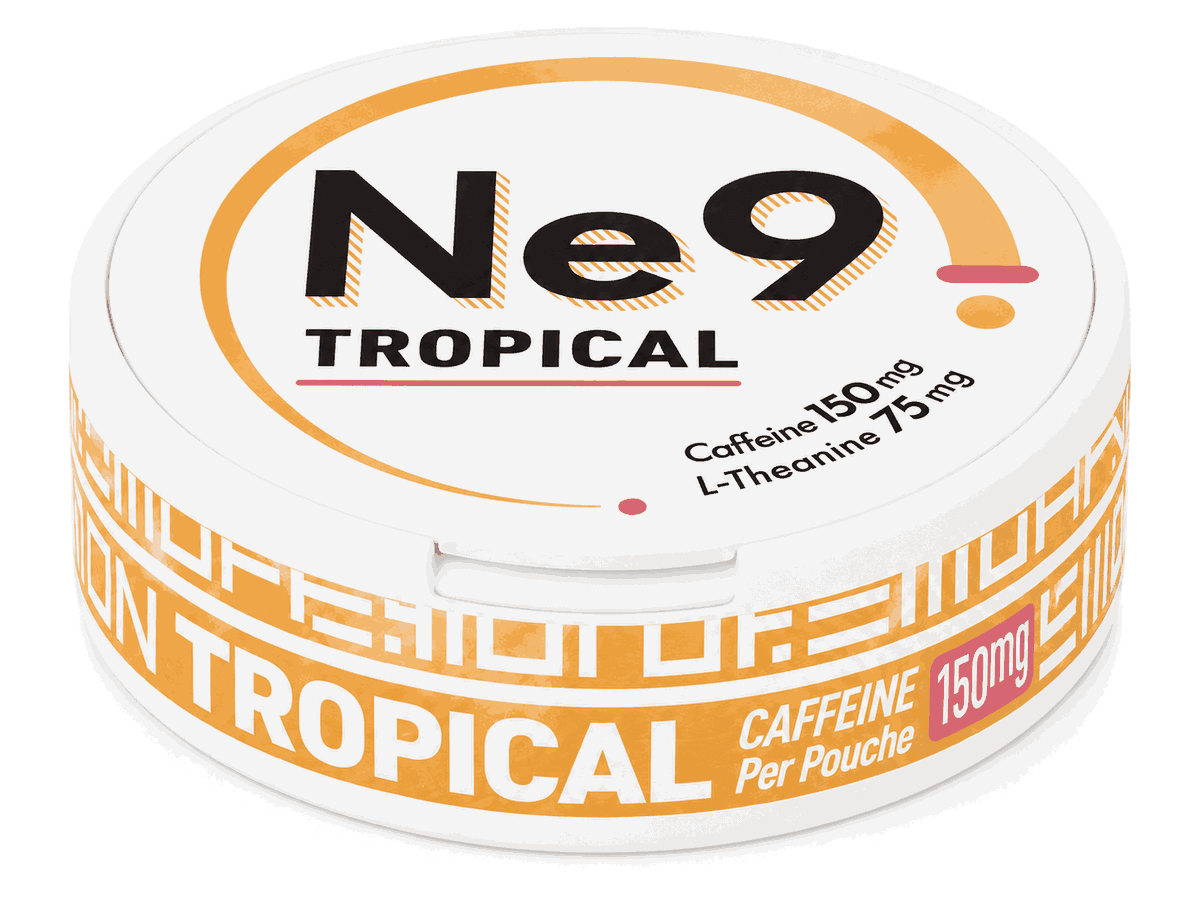 Ne9 トロピカルの缶。フタにNe9のロゴ、TROPICAL、Caffeine 150mg・L-Theanine 75mg。側面に TROPICAL と CAFFEINE 150mg Per Pouche の表記。